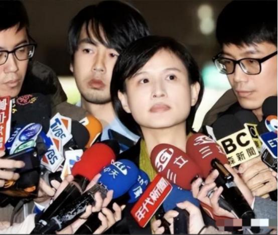 “台湾永远都不会是中国的一部分”，话落，67岁的郑惠中，慢慢走到“文化部长”郑丽