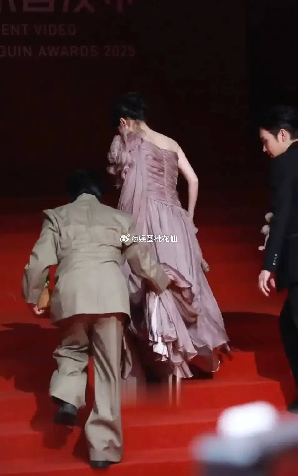 张彬彬连裙子都不会提，妥妥的大直男，但他是真的在耐心陪着毛晓彤！只要毛晓彤开心，