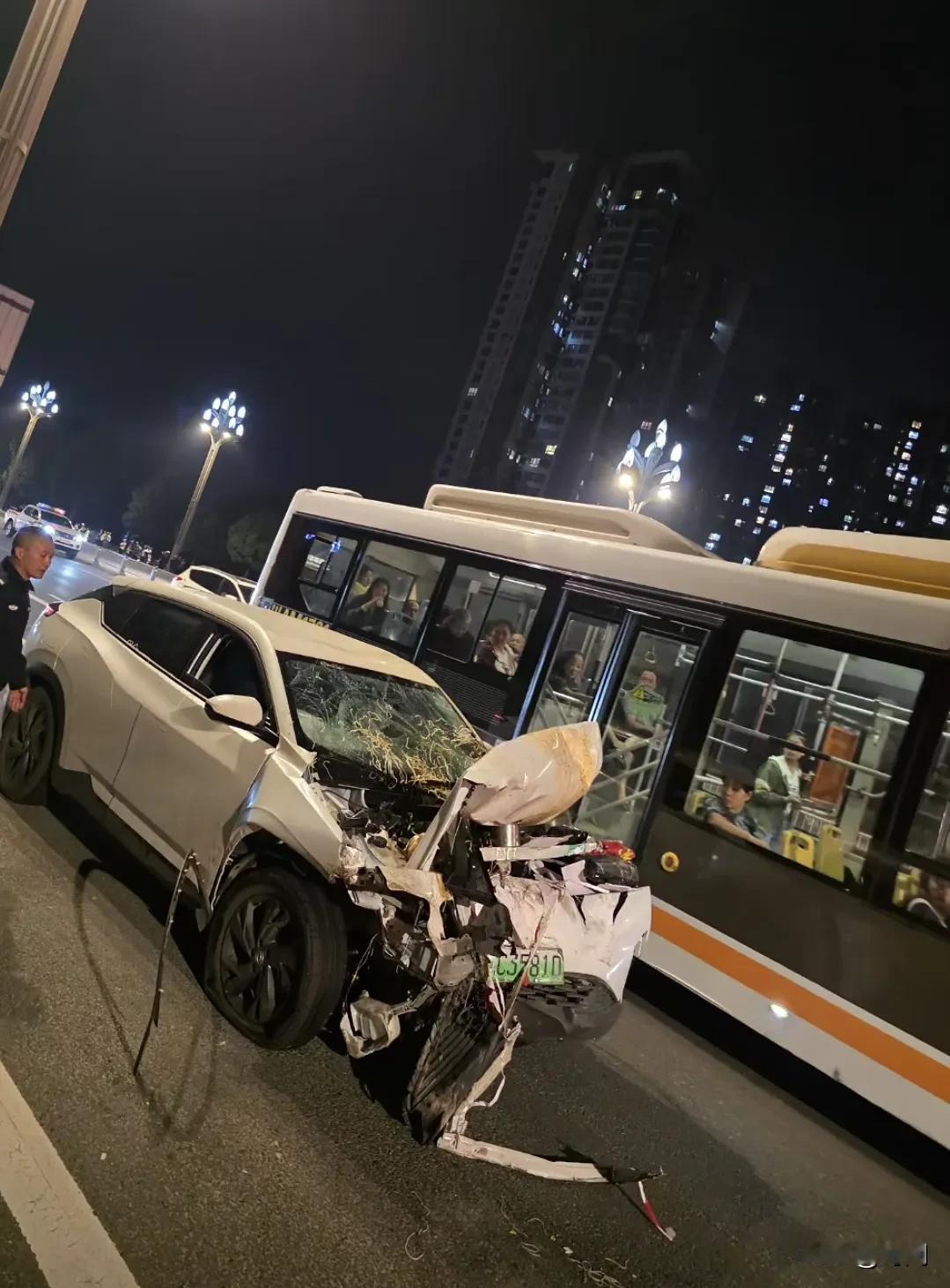 惨烈交通事故三轮车被撞解体三人严重受伤生死未知。事发10月16日18点左右，在成
