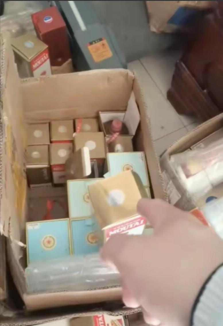 扣押三年的涉案茅台，再查验时竟出现空瓶和缺失，沈阳这起跨省执法案的疑点越来越多。