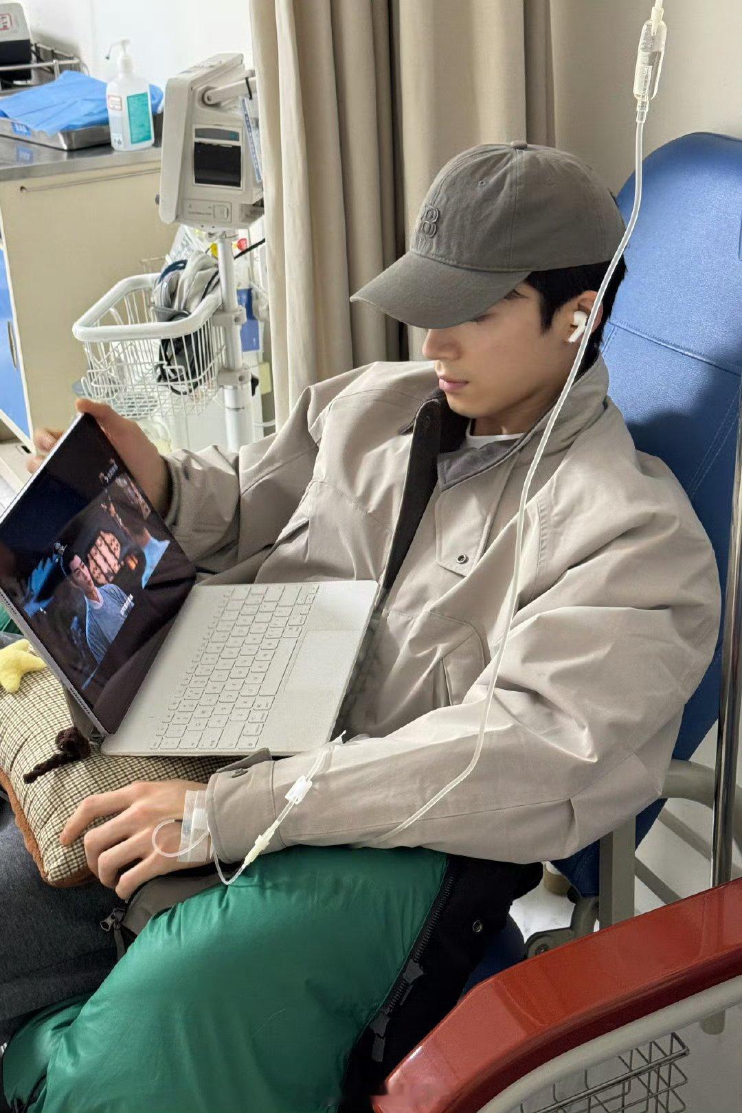 王星越生病输液也在努力剧宣！生病打吊针都还不忘宣传唐宫奇案，他对自己的作品好认真
