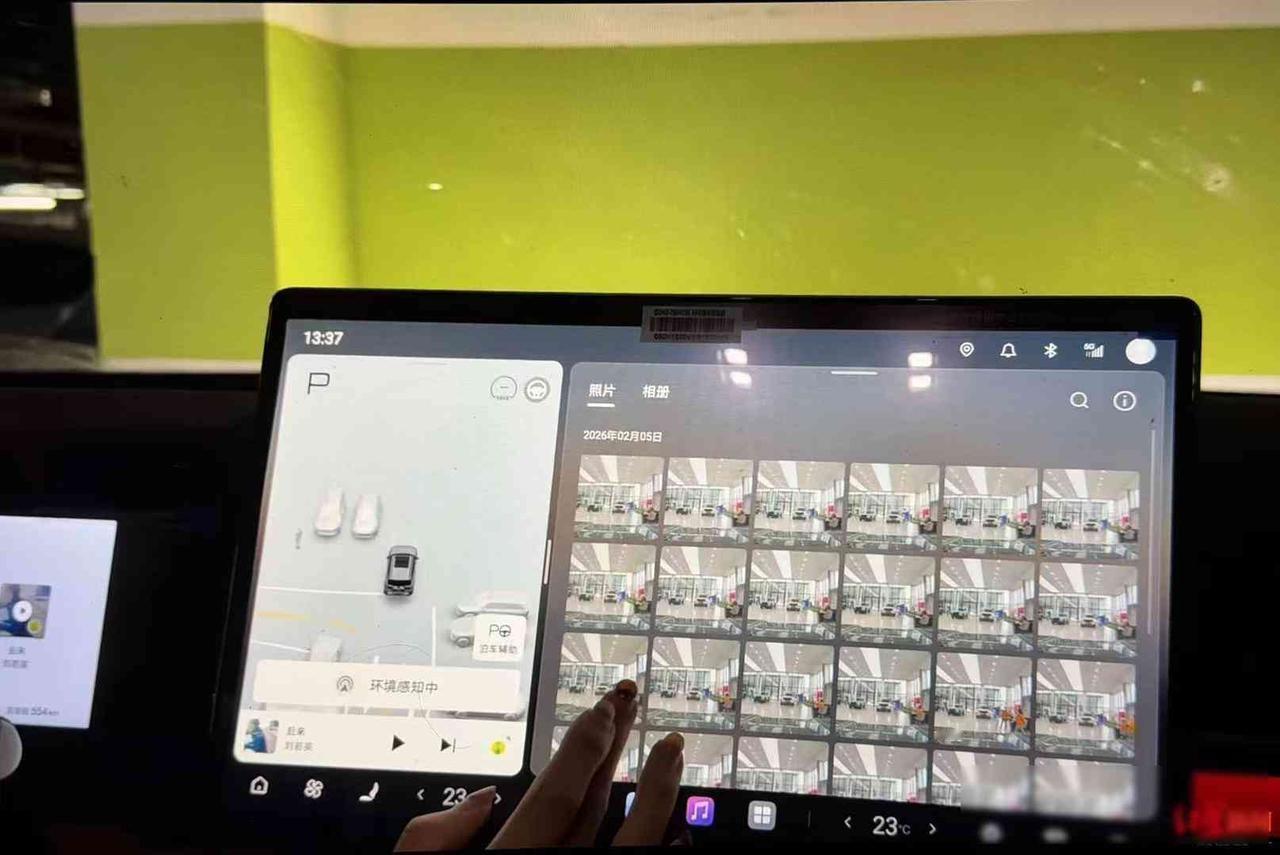 山西太原，一名女子想买辆新车，结果全款都付了，车牌也上了，才发现自己开回家的竟然