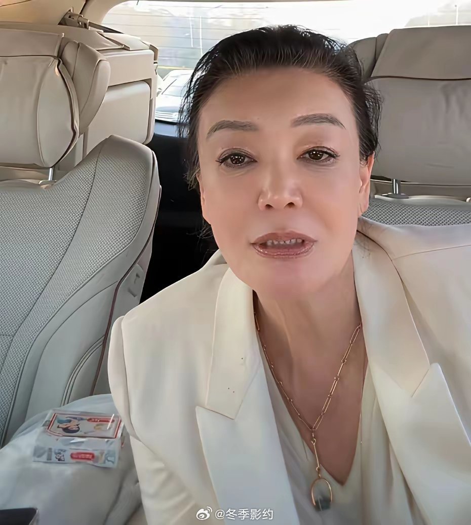 兰姐终于提儿媳和小孙子了，兰姐看见粉丝说筱梅来了，来给你送礼物了，祝您节日快乐，