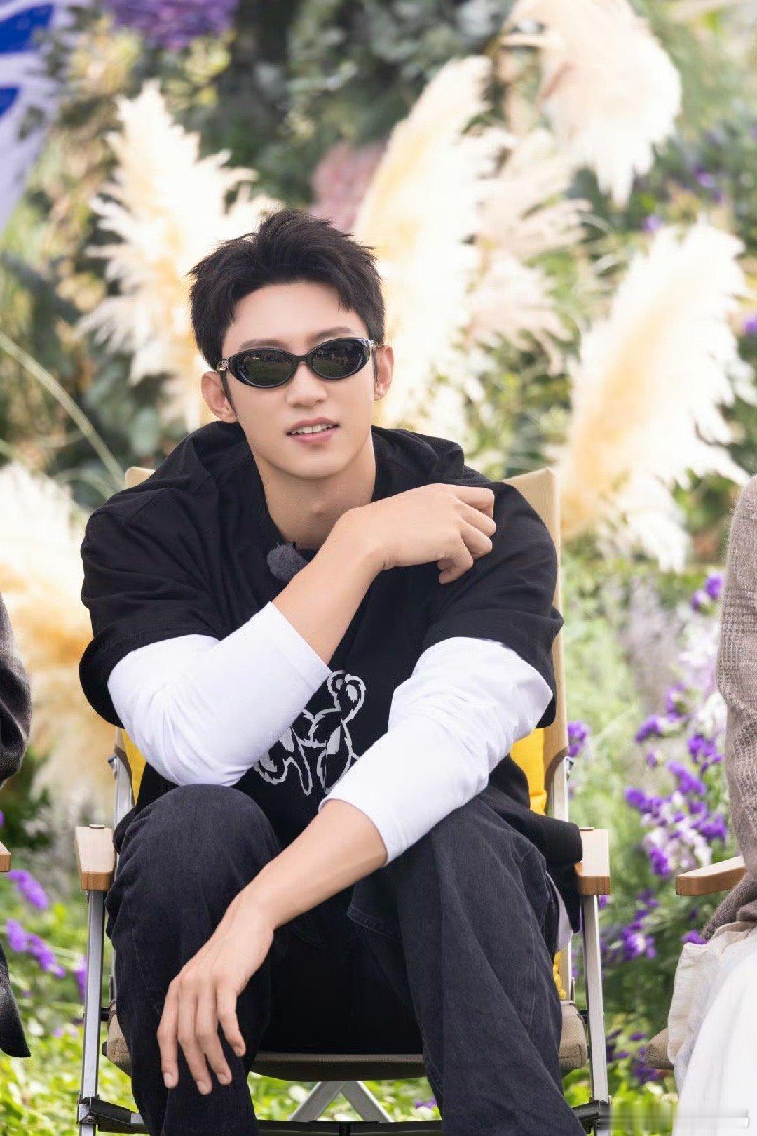 《现在就出发》坐车这段，金晨硬挤黄景瑜旁边，怎么看怎么奇怪啊。首先4个人一个车，