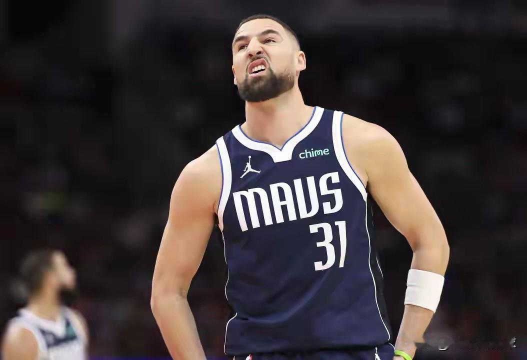 我真被独行侠球星汤普森给气疯了！在今天独行侠客场挑战森林狼的比赛中，目前双方半场