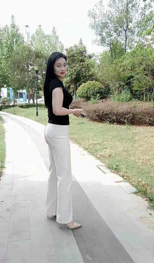 优雅漫步在绿意盎然的公园小径上，享受宁静的午后时光。