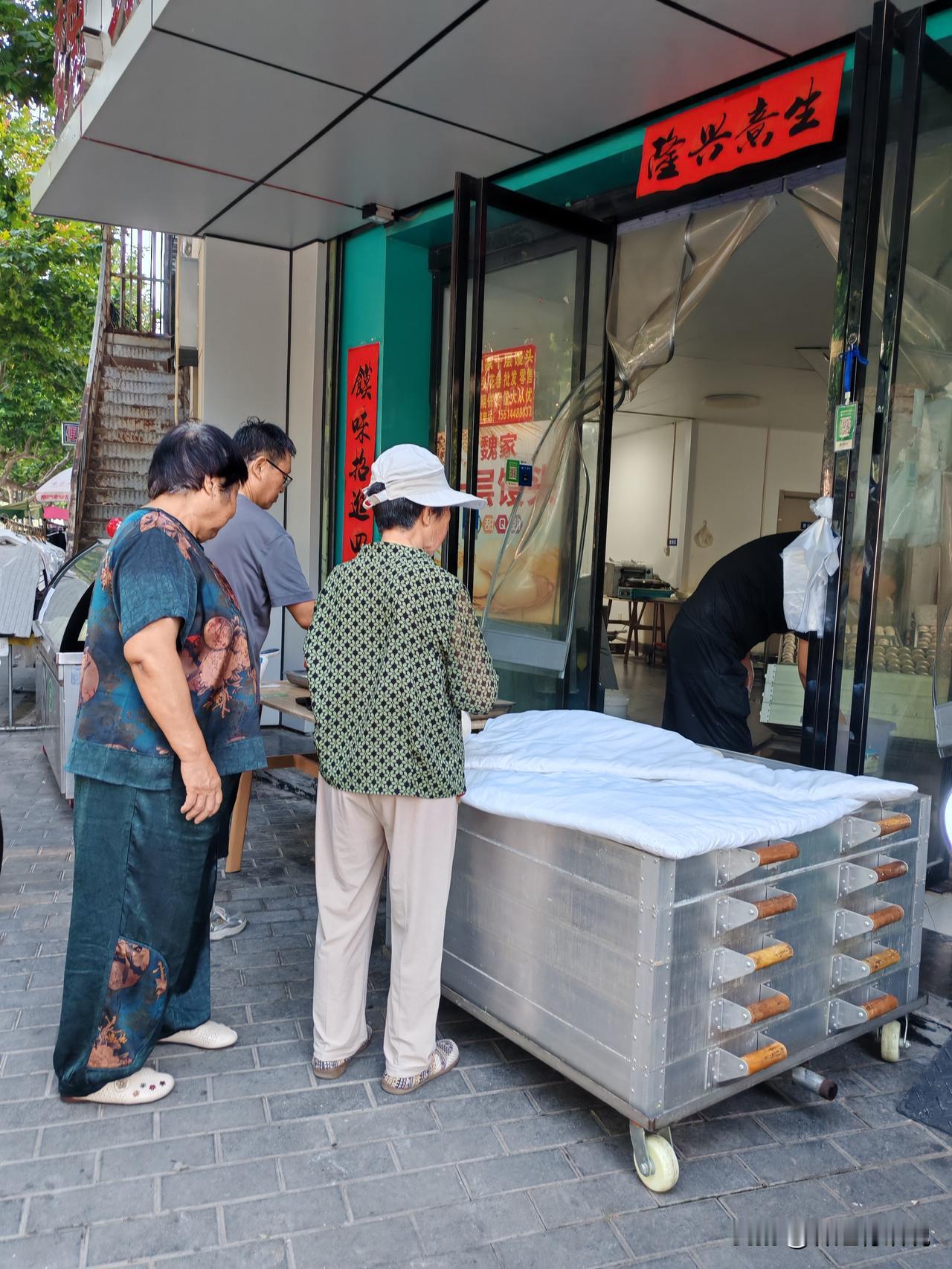 这两个男人能干8月23日，陕西西安。今天再次路过北郊的千层馍店，见到这两兄弟又