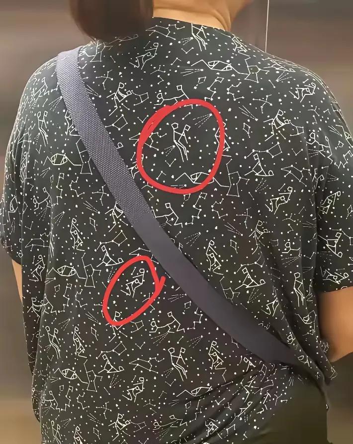 无意间刷到这张图片，不细看还真没注意，这衣服的图案简直是不堪入目，没眼看！这衣