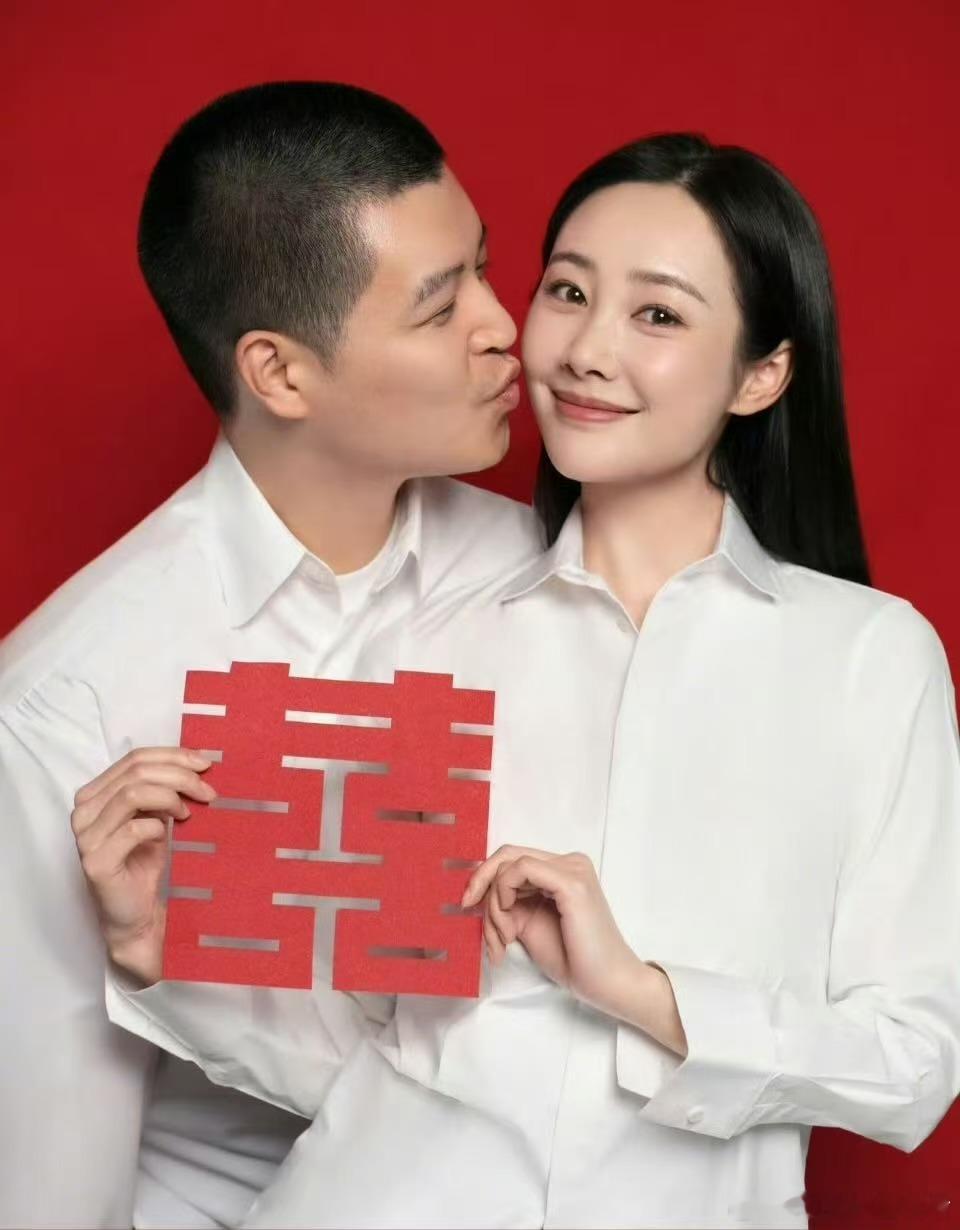 马頔说李纯很假笑死，马頔嘴硬说“假”，下一秒就凑过去亲亲抱抱了！节目里恩爱细节