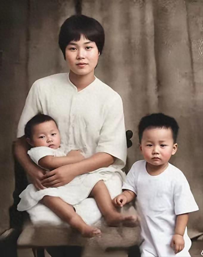 这是杨开慧和两个年幼的儿子唯一的家庭照，看着这张照片心里很难受，我们永远怀念这位