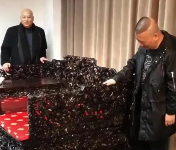 有一次郭德纲前往迟重瑞家里做客，郭德纲看到他家里摆放着一把特别精美的椅子，随口问