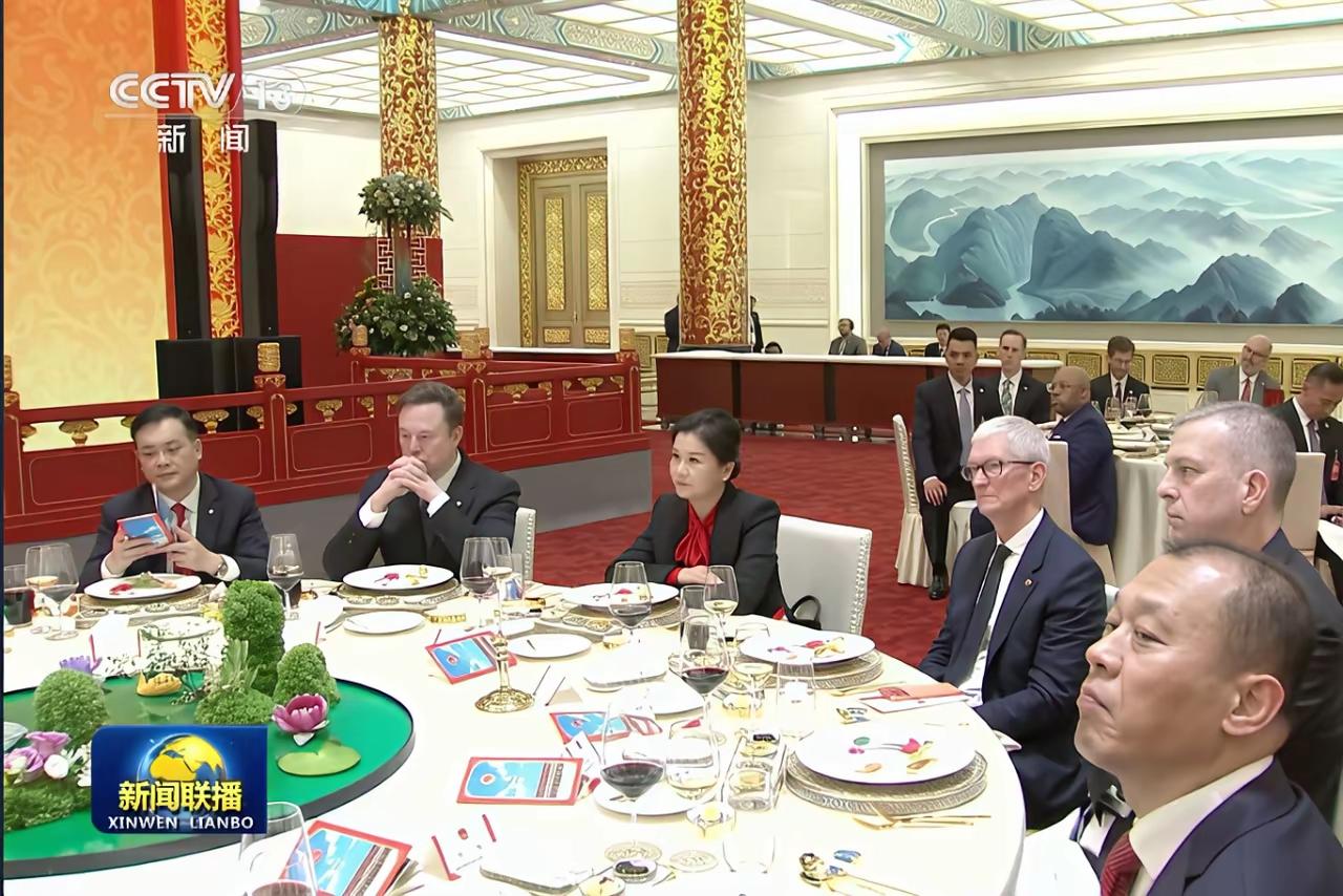 国宴上，坐在马斯克和库克中间那位女士是谁？把军和老杨都比下去了……仔细一查，