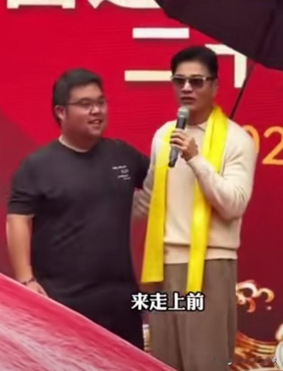 吕良伟带儿子吕善扬回老家祭祖，父子同框，儿子始终为老爸撑伞，开始还以为是工作人员