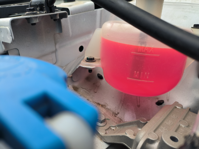 四代帝豪防冻液消耗过快首保之前没注意，首保的时候防冻液加满了，之后六个月开了2