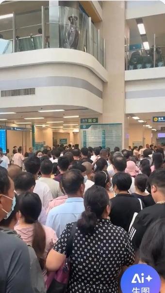 医院越来越多越见越大为什么患者仍然爆满呢？一些业内人士说:“医院
