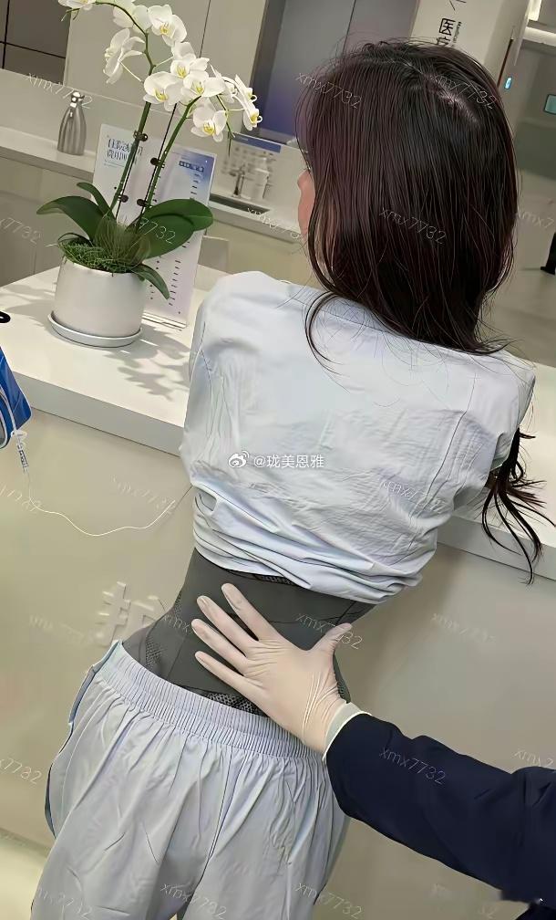 韩安冉又作妖了，她把肋骨软化了做出这种折角腰，腰只有巴掌大却连健康都不要了​​