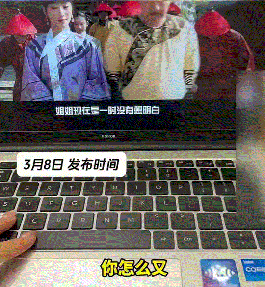 笑不活了，一女子在家中追剧入了神，便没有接到男友打来的电话，不料男友竟“化身”机