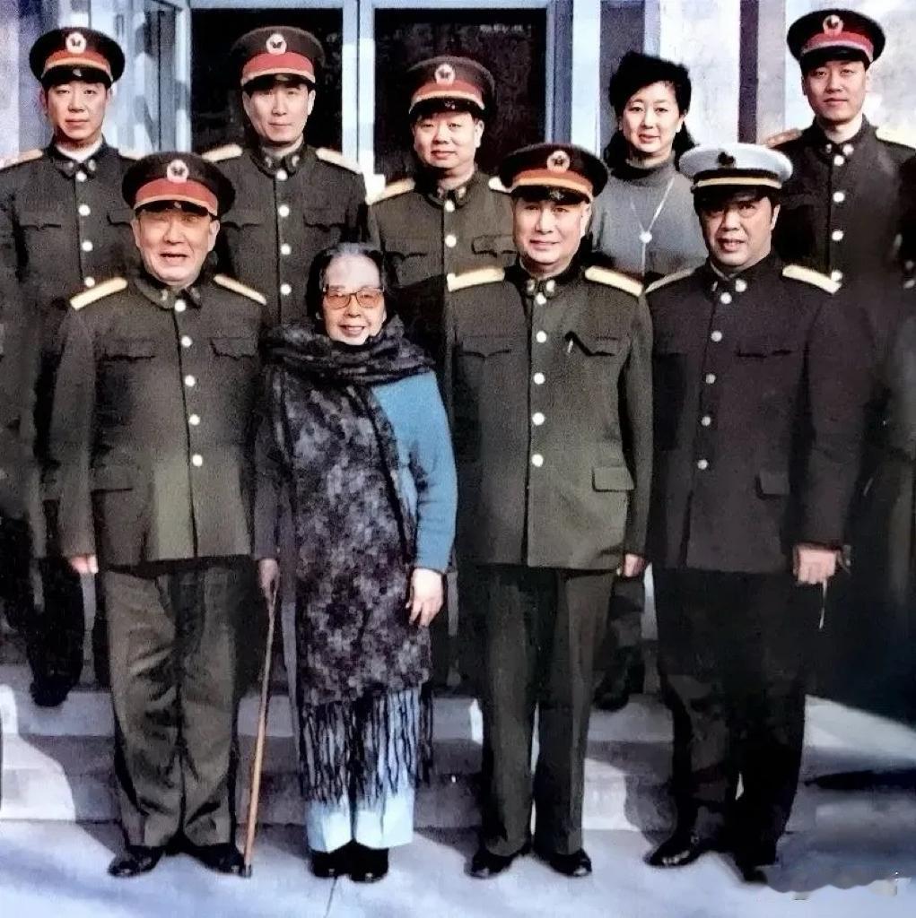 1999年9月30日，迟浩田、张万年等将军看望83岁的贺龙元帅夫人薛明时的珍贵合