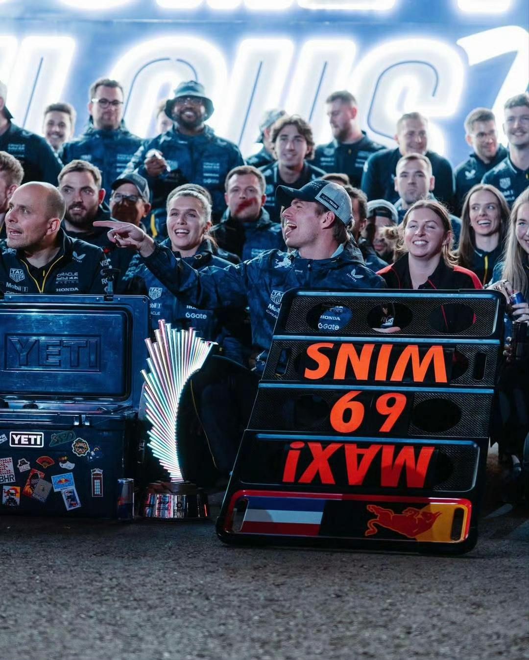 红牛车队赛后庆祝环节，不知道谁想的剧本……板子放倒在暗示什么？你们可曾留意到那