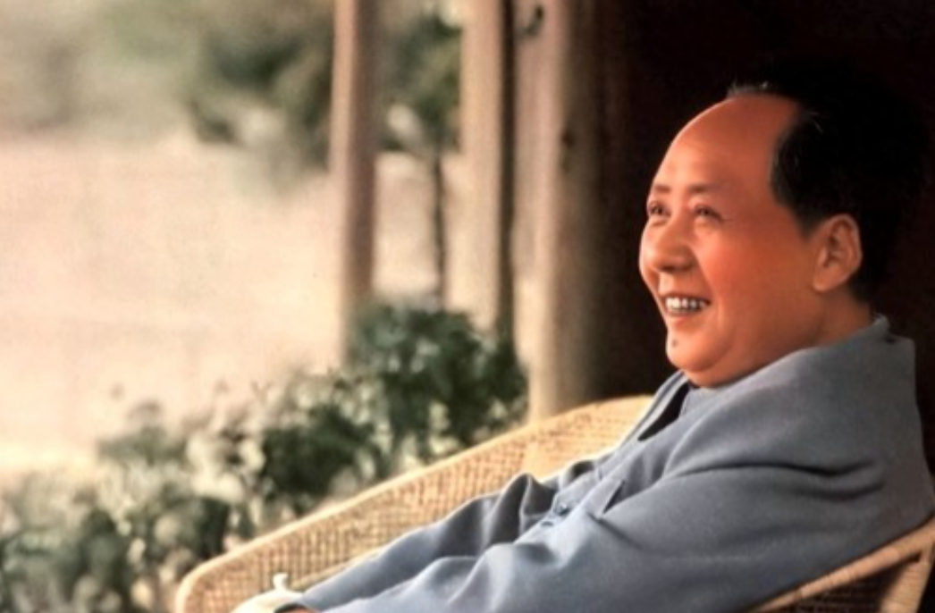新中国成立后，西方列强拿着许多条约找到毛主席，要求他偿还13亿两白银。面对这滔天