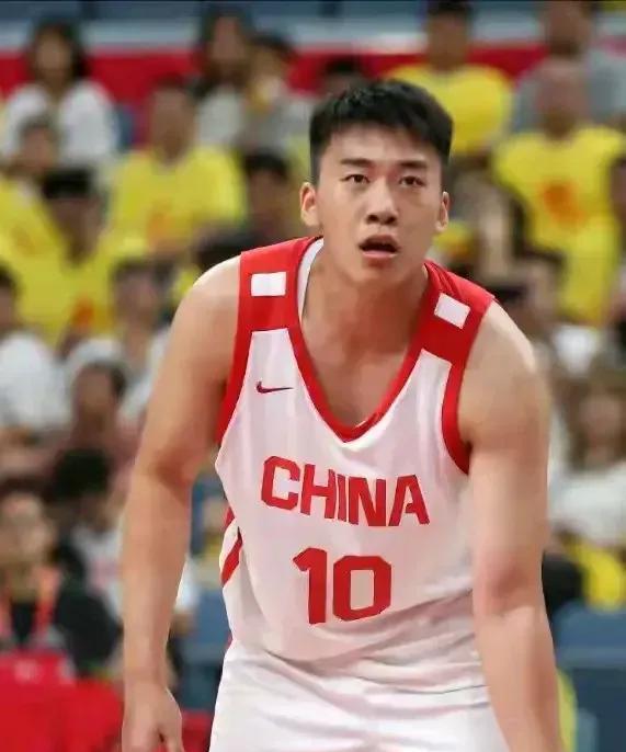 王俊杰这波操作太炸了！没打CBA直接进国家队，首秀就把中国篮球的