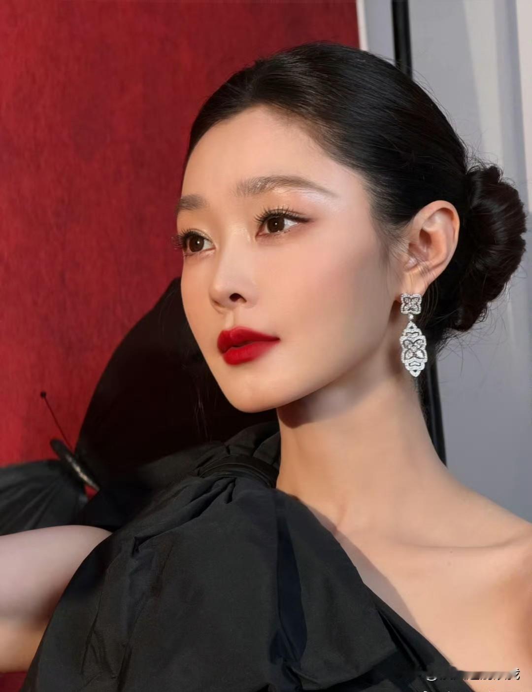 宋轶红唇怼脸，好美的头骨啊