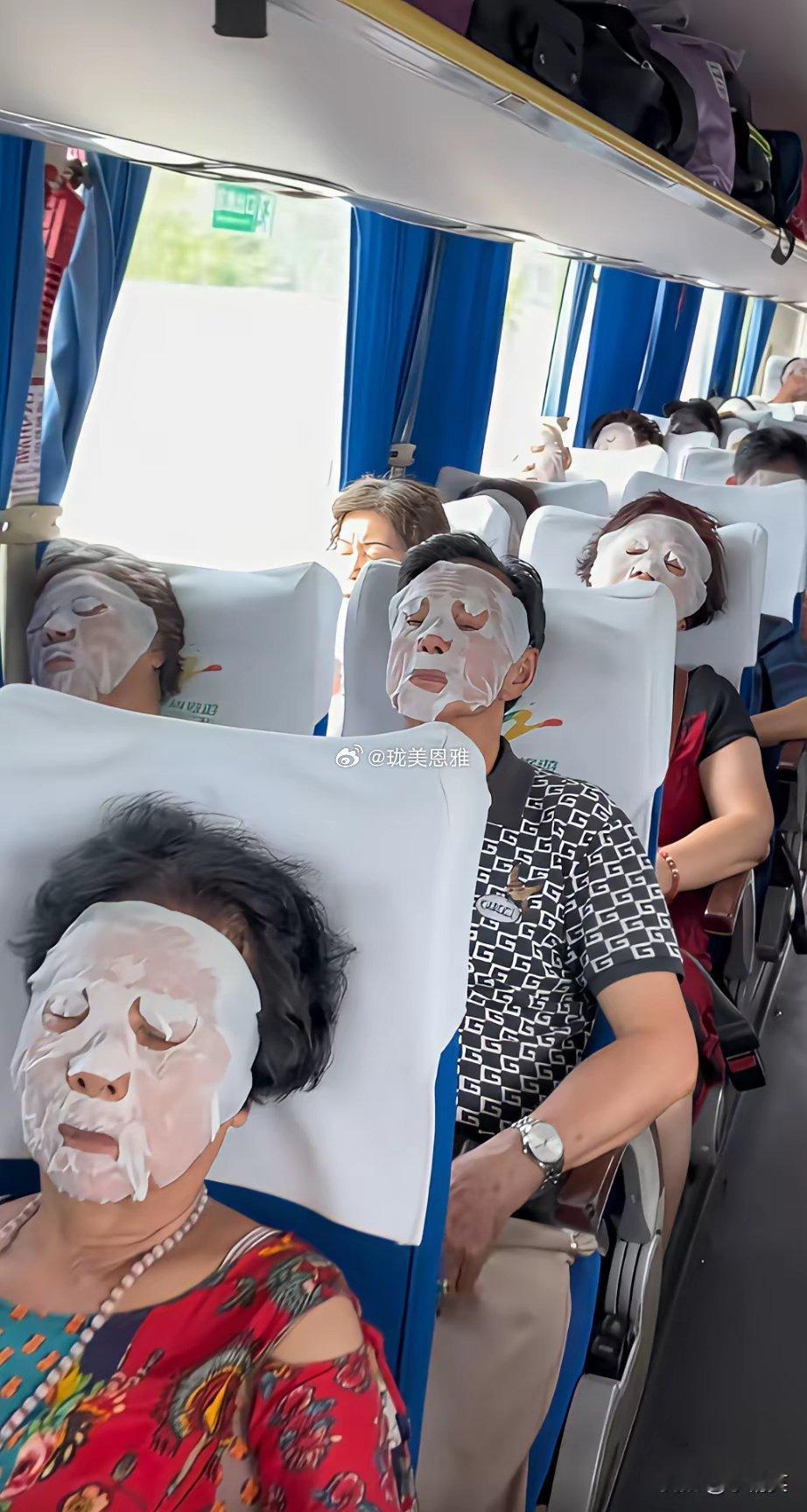 旅游大巴车上的一幕，不得不佩服这导游为了清净，行驶中她给每人都发一贴面膜