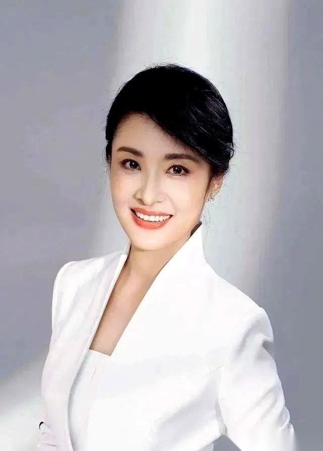 周涛拿出了两幅硬笔书法，字迹刚劲洒脱。同样来自央视的董卿，公开的笔迹风格则是细