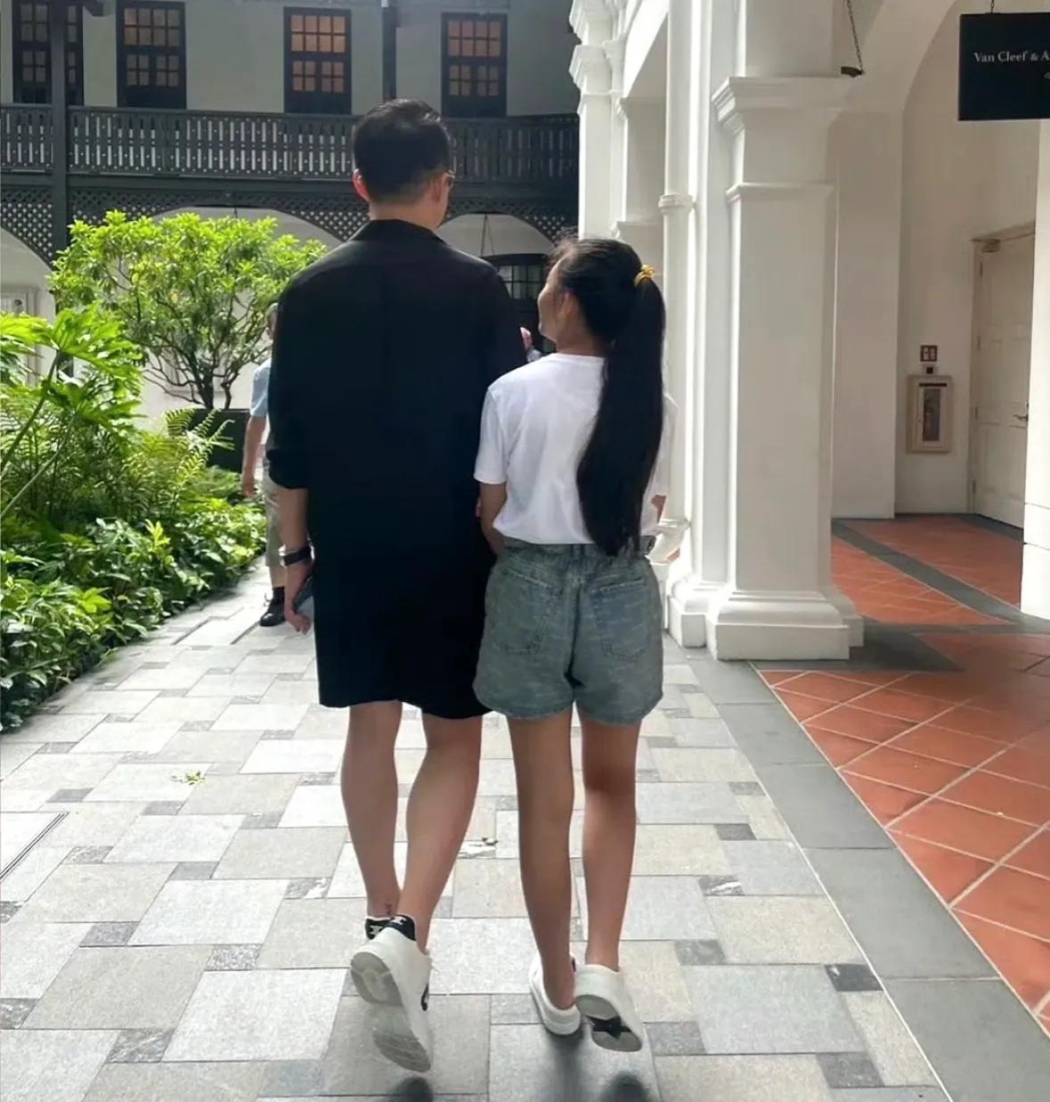 玥儿被说抗拒跟奶奶张兰拥抱，主动给小杨阿姨发游玩照。 不用刻意放大，青春期的
