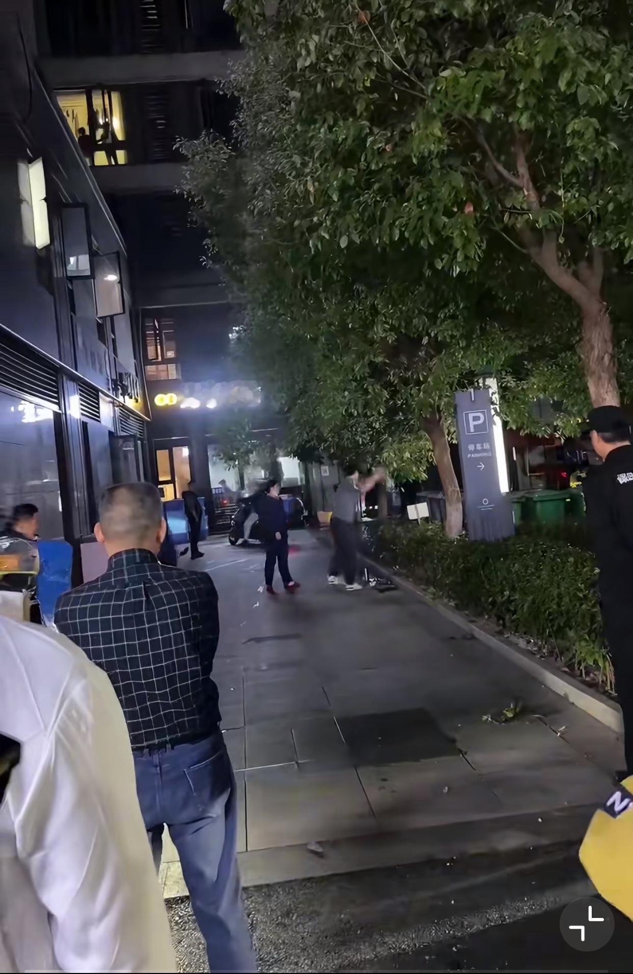 一个被窝睡不出两种人!10月31日晚,浙江杭州一女子未牵绳遛狗,自己的柯基(