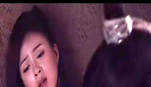 拍吻戏前，他故意吃了半头蒜。19岁的蒋欣攥着剧本，手指发白。那是她的初吻。