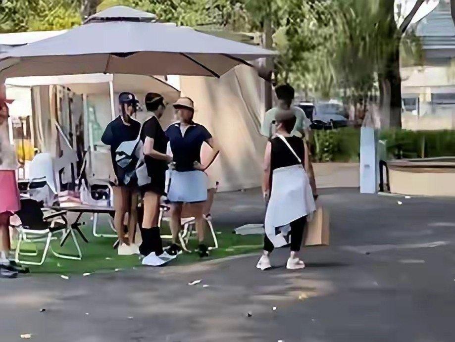 65岁宋丹丹北京公园晨跑，混进退休跑团像普通阿姨，网友：小9岁的李静咋更显老​