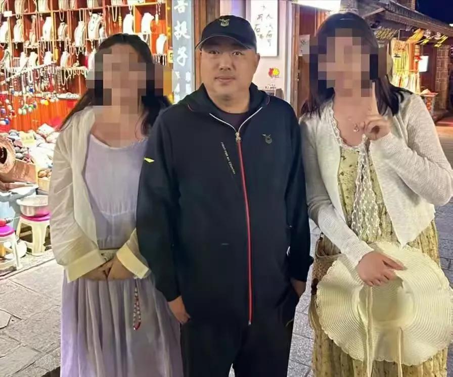 刘国梁大理旅游被偶遇，与粉丝合影很受欢迎，穿李宁衣服年轻好多4月23日，一则重