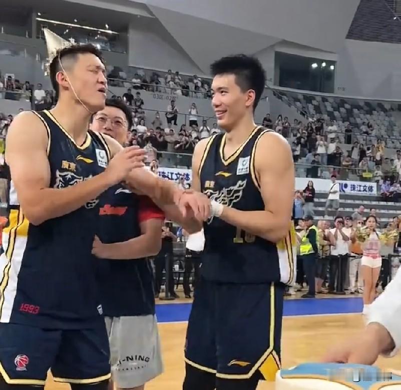 生日快乐！焦泊乔谈周鹏：“鹏哥今天生日，他在比赛中打得很猛，表现真的太出色了