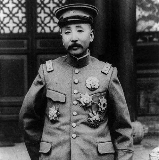1912年，11岁的张学良把教书先生气走了，被父亲张作霖用马鞭狠抽，吓得没人敢劝