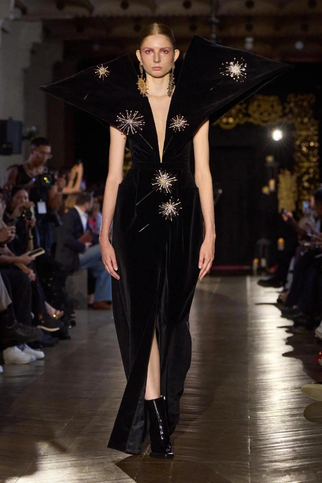 唐嫣登上《MadameFigaro》十月刊封面，身穿FENDI2026