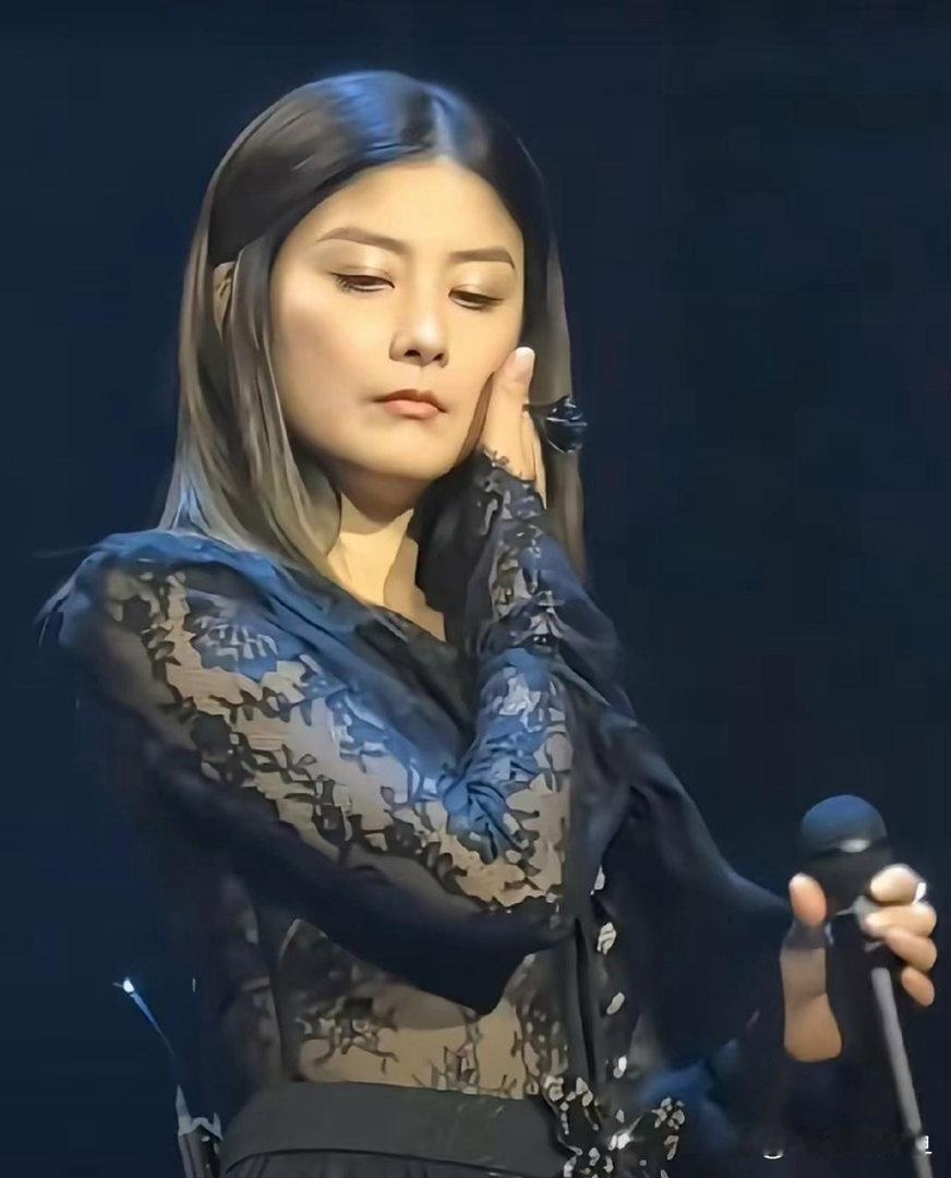 岁月悄悄留下痕迹，细看陈慧琳神态，已然能看出些许岁月沉淀的苍老感。