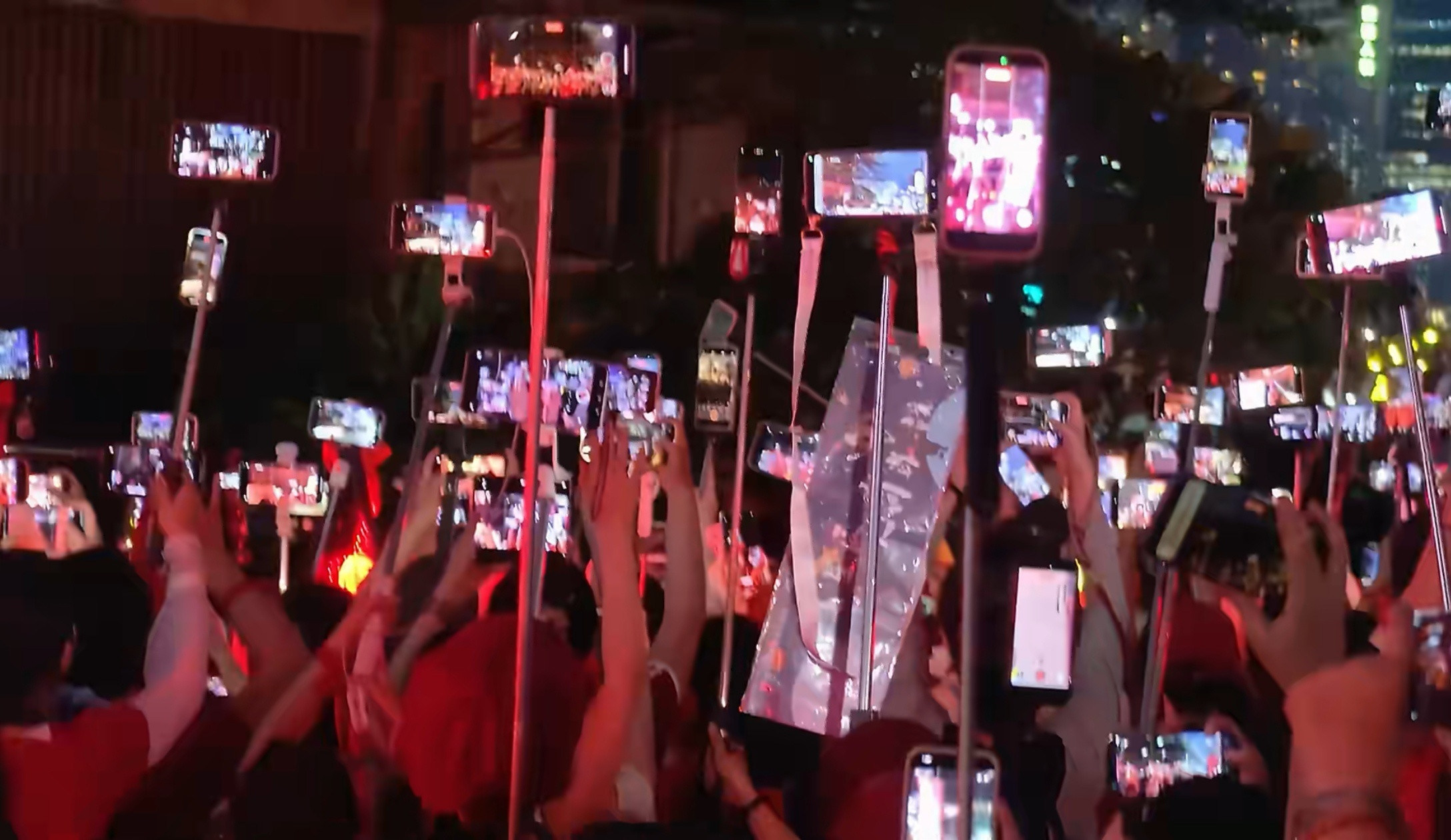 肖战暗夜流光黑色西装造型哈哈哈哈哈这满屏的手机，突然想起五号谢幕的时候，莲花池里