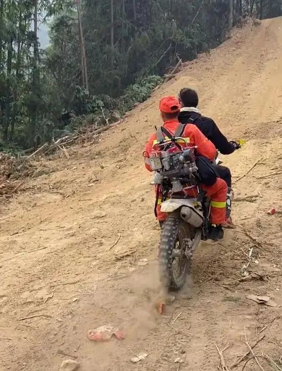 摩托车新规下能不能带人！！轻便摩托车（36-49cc蓝牌）：严禁载人。动力和