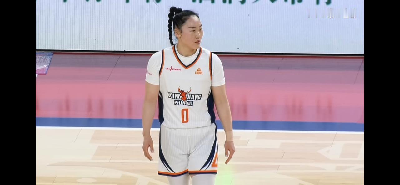 山西女篮领先18分被追回10分！山西女篮在第一节差点把新疆女篮打花了，内外开