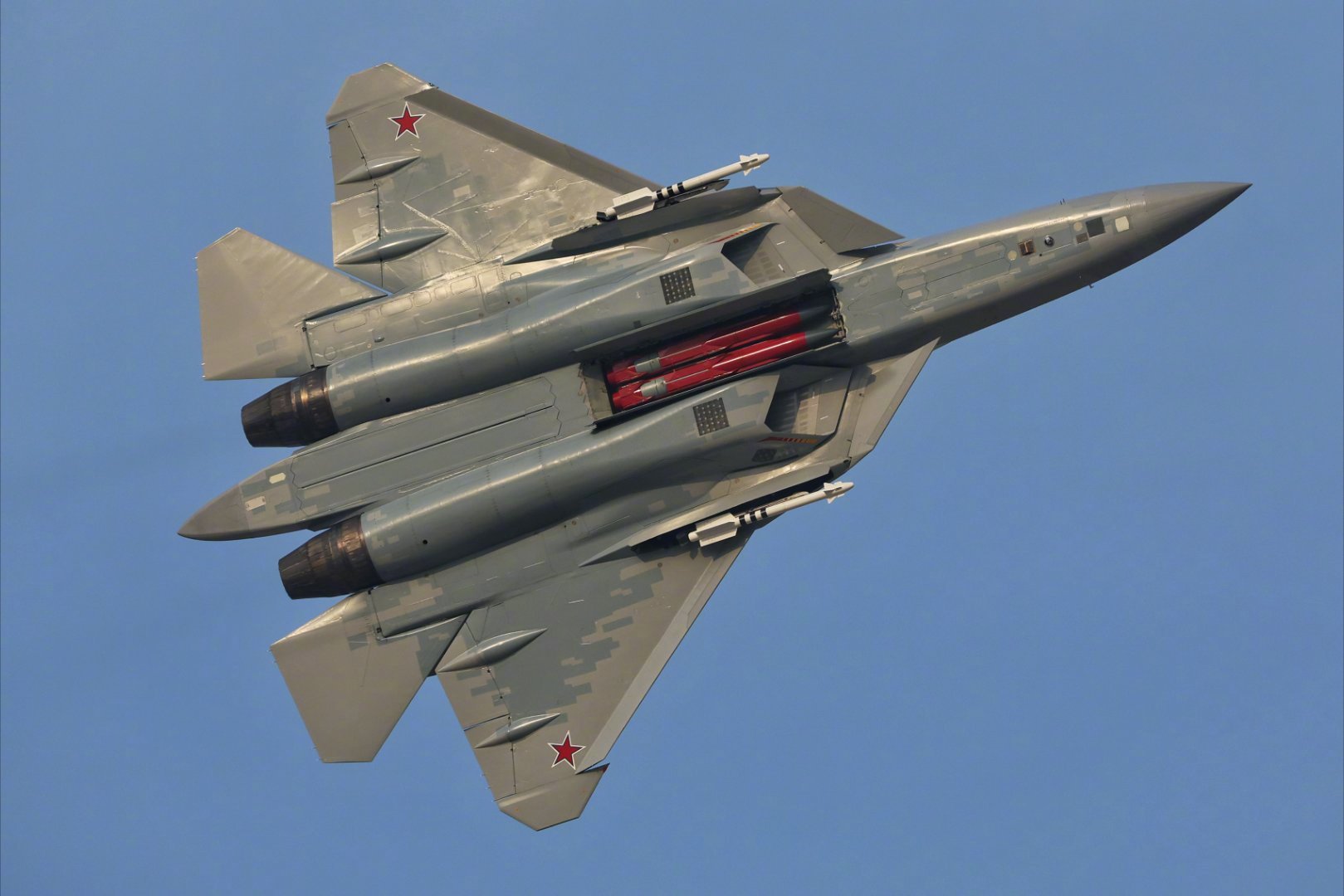 论大爷还得数博大爷，SU-57首次公开打开弹仓！