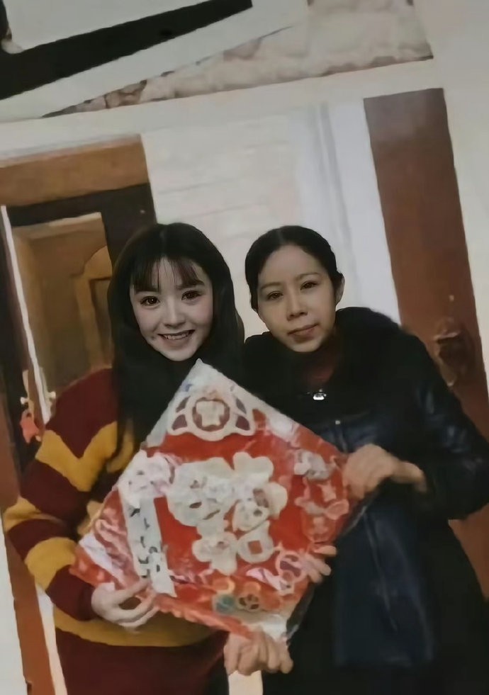 田曦薇算不算中了基因彩票？父母颜值普普通通，却生出这么出挑的长相。