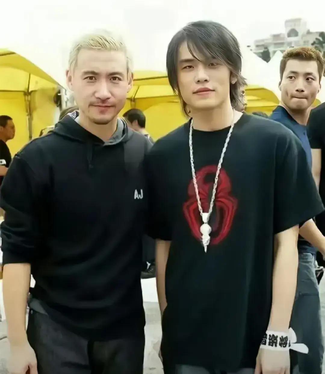 “官方身高”这四个字，早就被玩成滤镜了。以前港圈男艺人普遍1米7左右，郭富