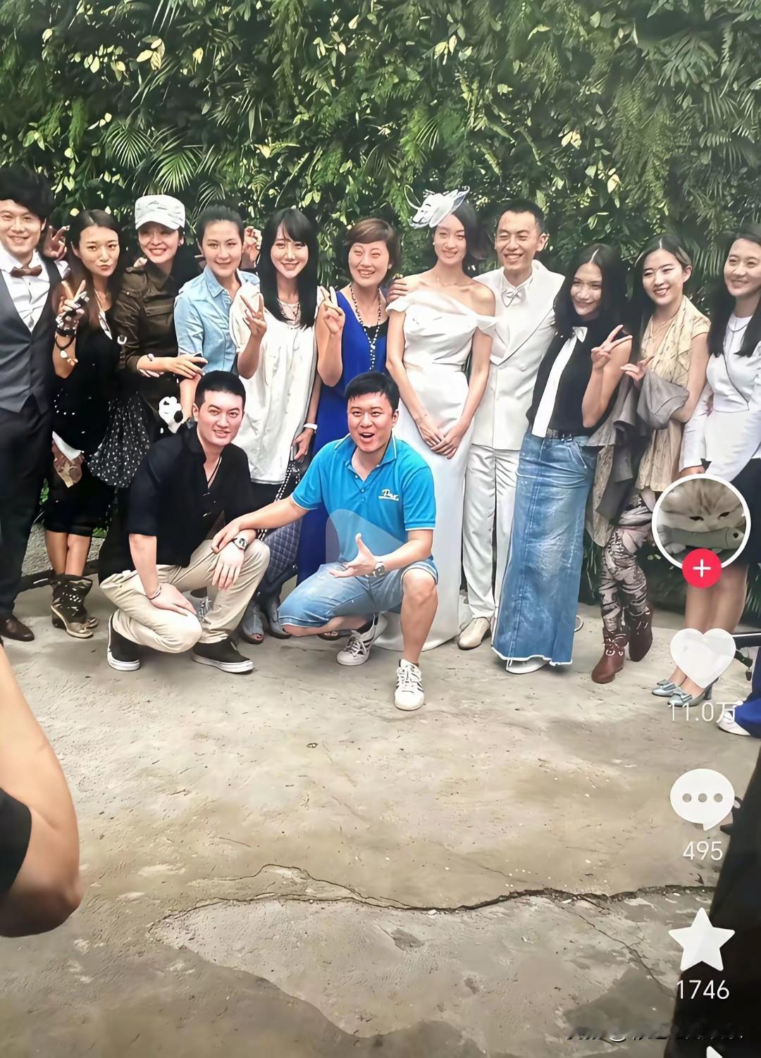 这是朱亚文沈佳妮结婚的旧照片，刘亦菲居然也在，为了不抢新人风头，刘亦菲穿成了村姑