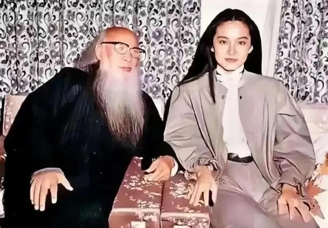 1983年，29岁的林青霞与84岁的张大千合照，国画大师张居士这个坐姿和眼神耐人