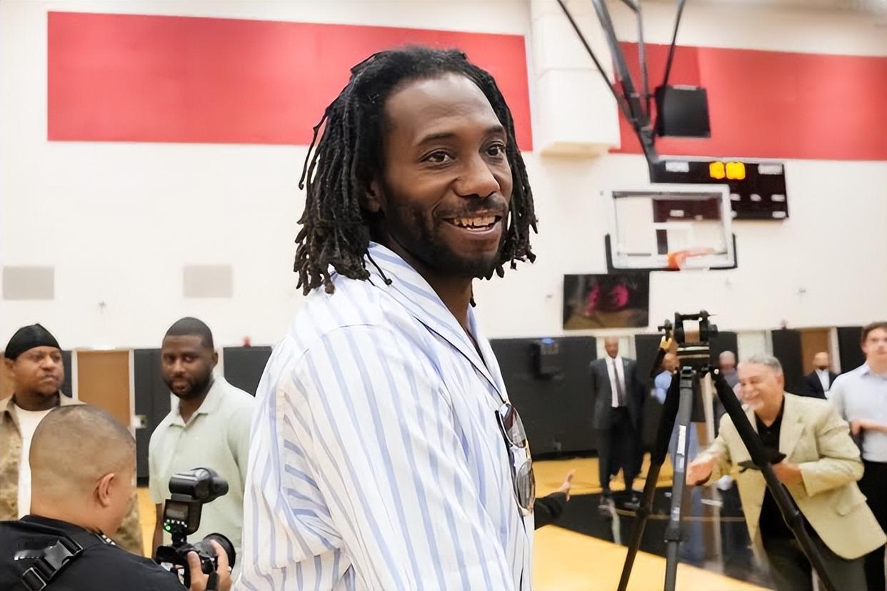 续约伦纳德，NBA新赛季的猛龙，100%只剩两条路可走！第一个，围绕巴恩斯、伦