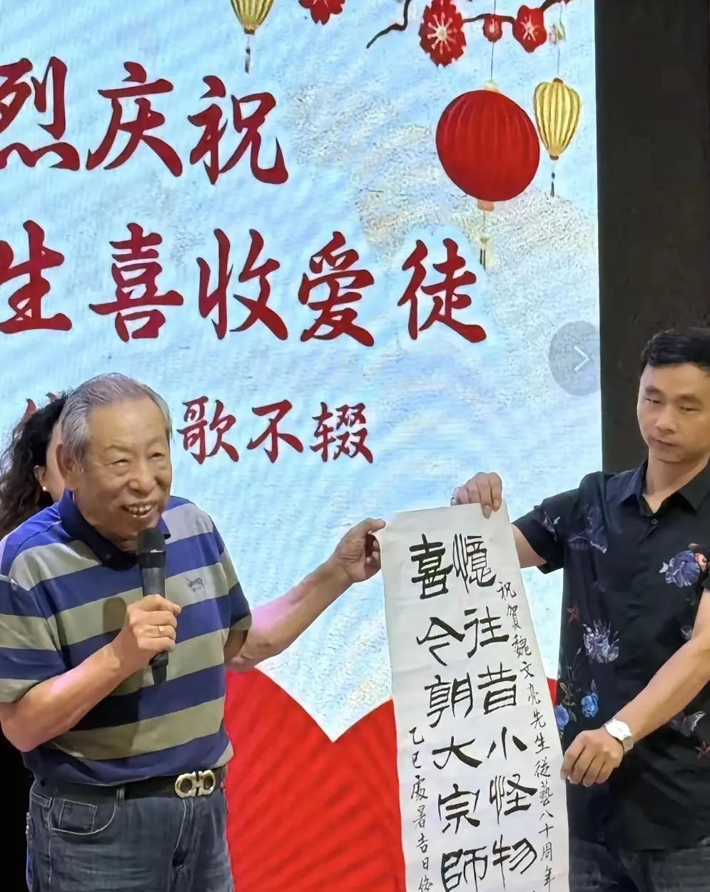 天津这些相声艺术家们是真忙。几乎每个月都有这个收徒那个拜师的。这个时候他们就