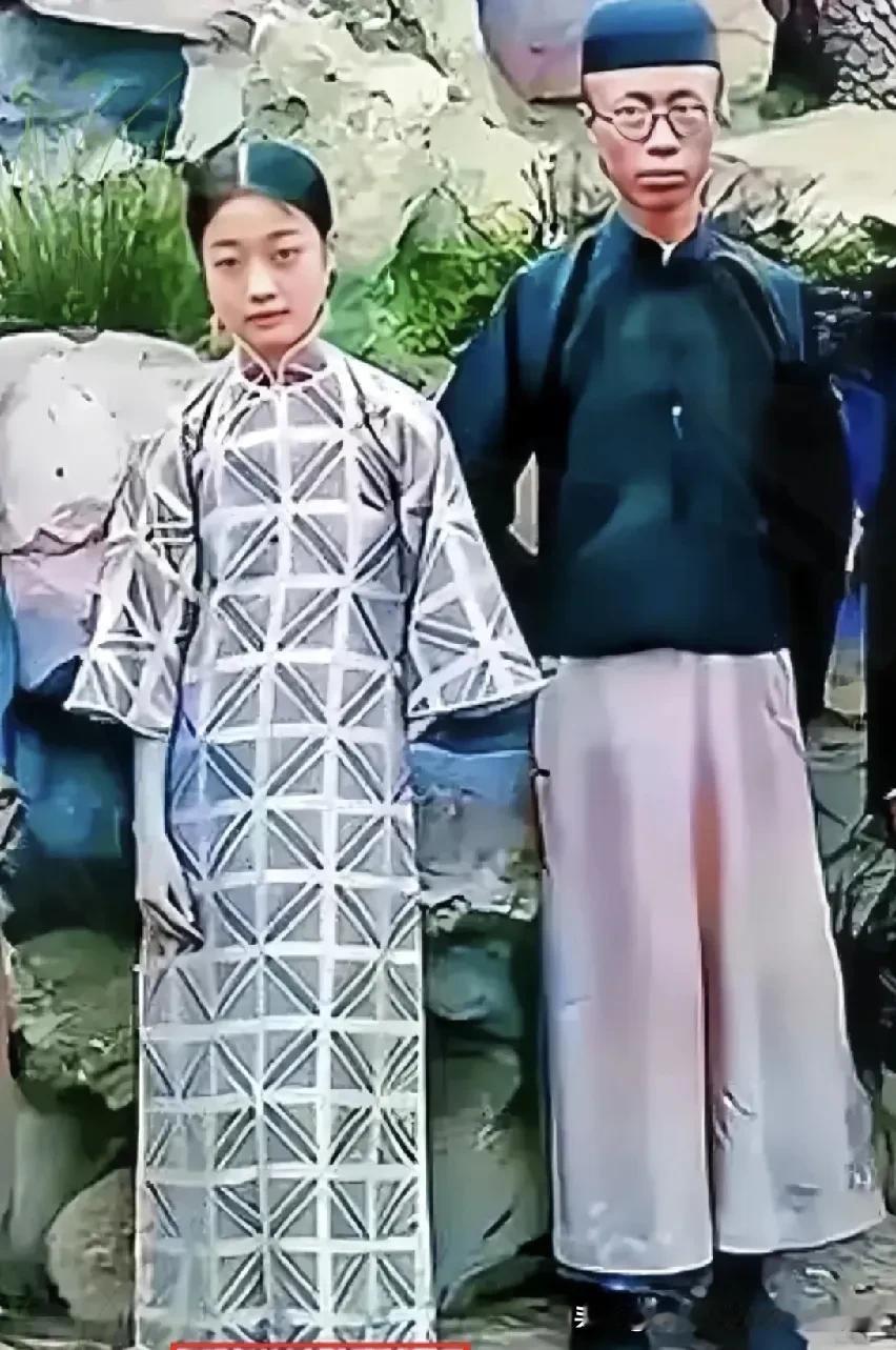 咋一看，是不是像邻家小妹？郭布罗.婉容，大清皇后，满州正白旗人，传言中倾国倾城