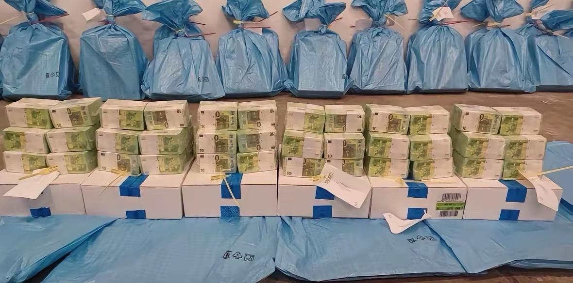 匈牙利政府展示了从过境的乌克兰运钞车上查获的现金与黄金（如图）。​匈牙利执法部