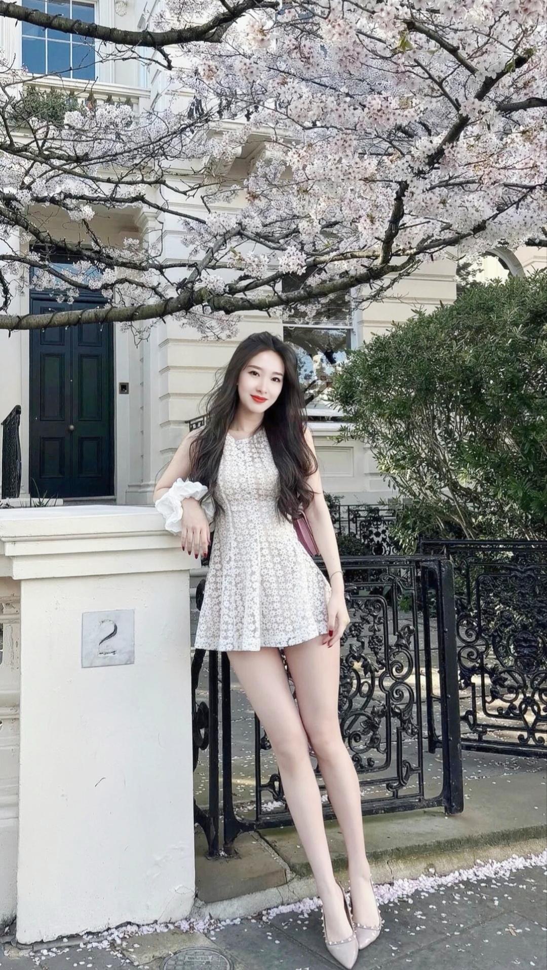 樱花树下人如玉，春光正好意绵绵。晒图笔记大赛女生裙子应该怎么搭配春日生活打卡